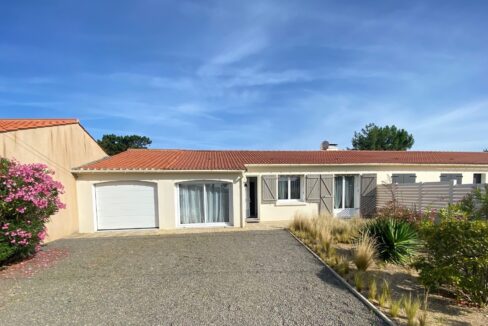 PROCHE BORD DE MER - AGREABLE MAISON AVEC JARDIN CLOS DE TYPE 3 - WIFI