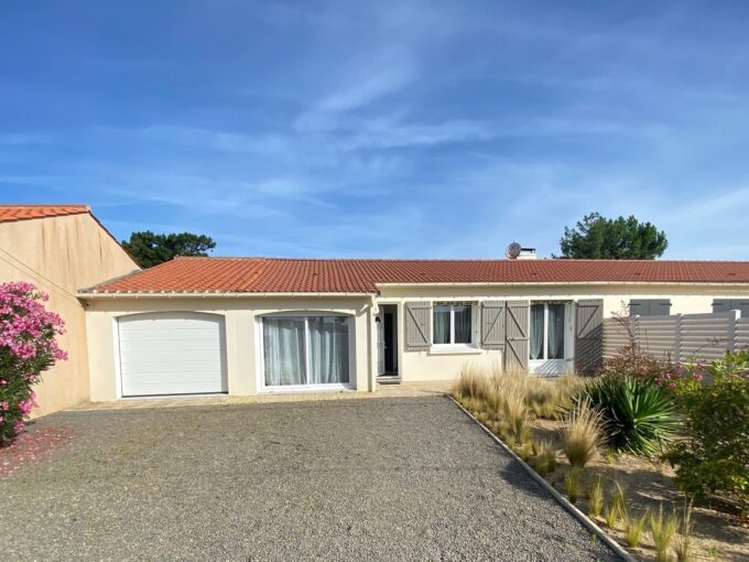 PROCHE BORD DE MER - AGREABLE MAISON AVEC JARDIN CLOS DE TYPE 3 - WIFI