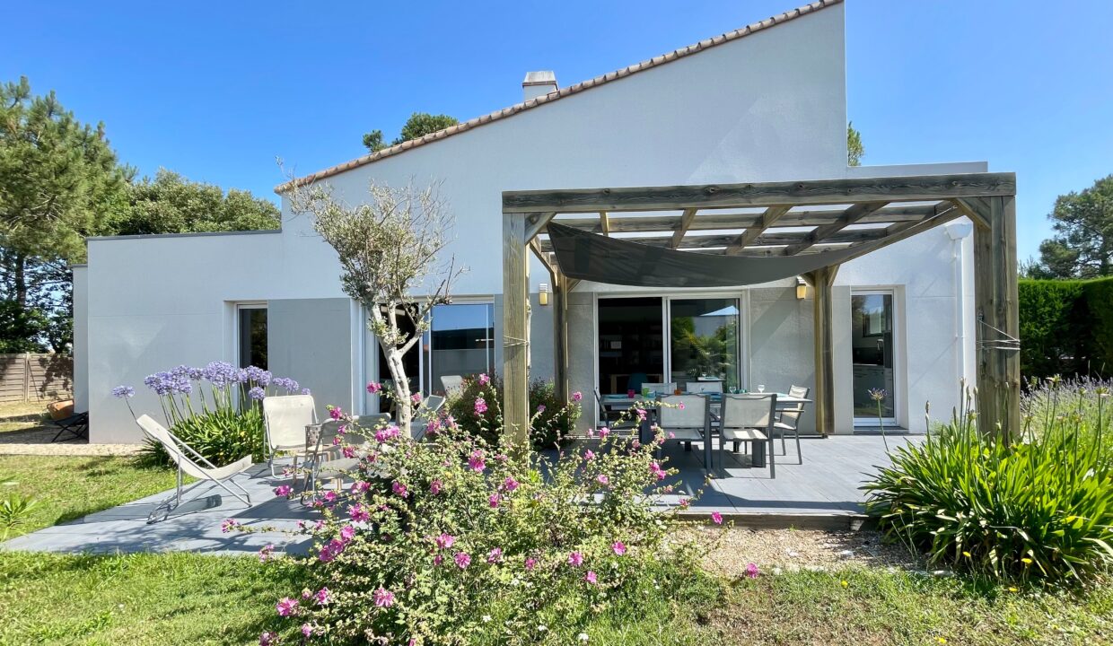 QUARTIER DU BACCHUS - 500M DU CENTRE BOURG - MAISON TOUT CONFORT 3 CHAMBRES (6 couchages) - WIFI
