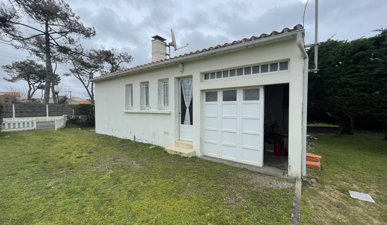 QUARTIER-DU-PIED-DE-CHAUME-750-M-DE-LA-PLAGE-DU-MARAIS-GIRARD-Maison-de-pays-2-chambres-4-couchages-WIFI-11