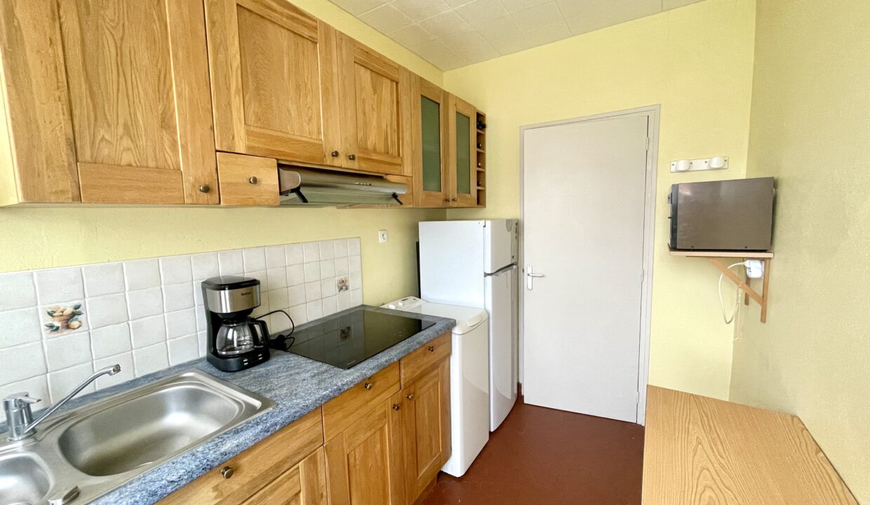 QUARTIER-DU-PIED-DE-CHAUME-750-M-DE-LA-PLAGE-DU-MARAIS-GIRARD-Maison-de-pays-2-chambres-4-couchages-WIFI-3