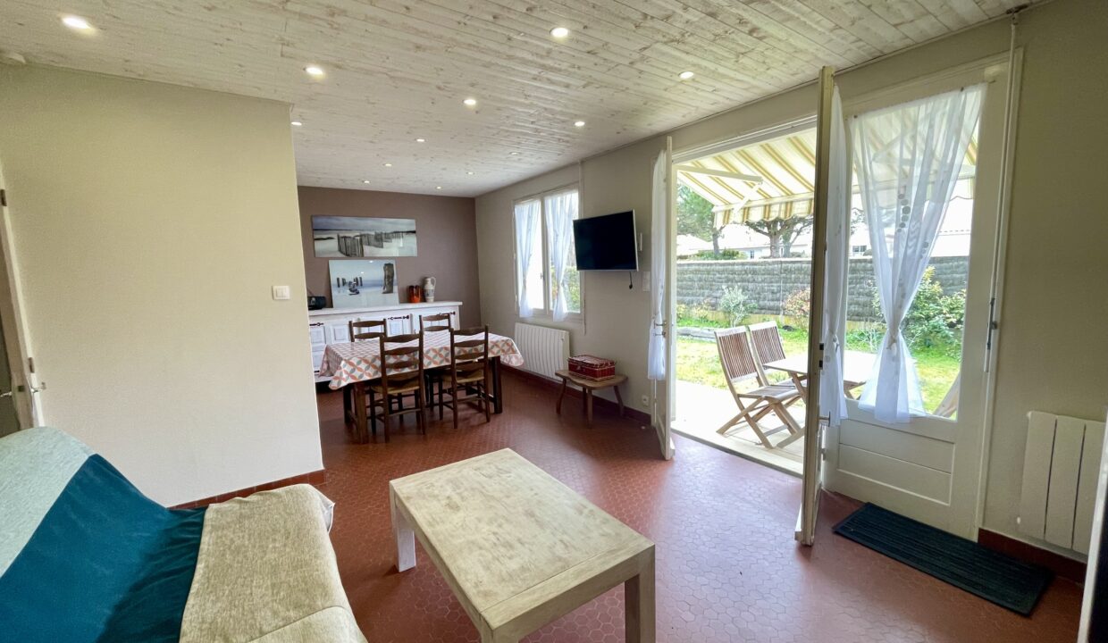 QUARTIER-DU-PIED-DE-CHAUME-750-M-DE-LA-PLAGE-DU-MARAIS-GIRARD-Maison-de-pays-2-chambres-4-couchages-WIFI-5