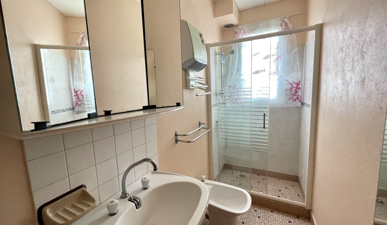 QUARTIER-DU-PIED-DE-CHAUME-750-M-DE-LA-PLAGE-DU-MARAIS-GIRARD-Maison-de-pays-2-chambres-4-couchages-WIFI-8