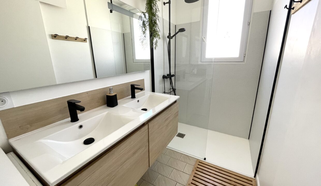 Quartier-de-la-Sauzaie-agreable-maison-recemment-renovee-2-chambres-4-couchages-Acces-WIFI-8