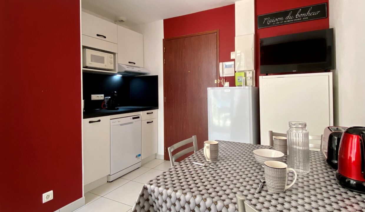 Quartier-du-Pied-de-Chaume-Appt-2-pers.-renove-et-cosy-avec-grand-balcon-Acces-WIFI-logement-classe-2-1