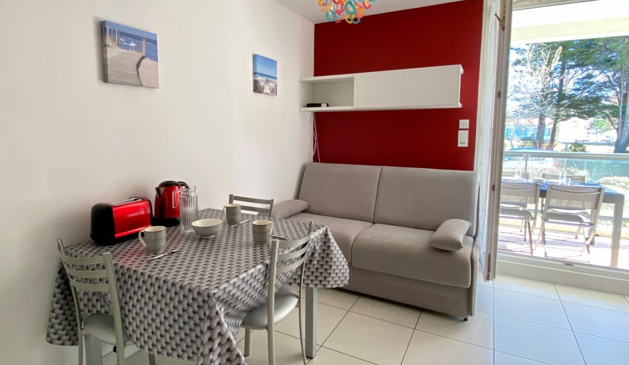 Quartier-du-Pied-de-Chaume-Appt-2-pers.-renove-et-cosy-avec-grand-balcon-Acces-WIFI-logement-classe-2-2