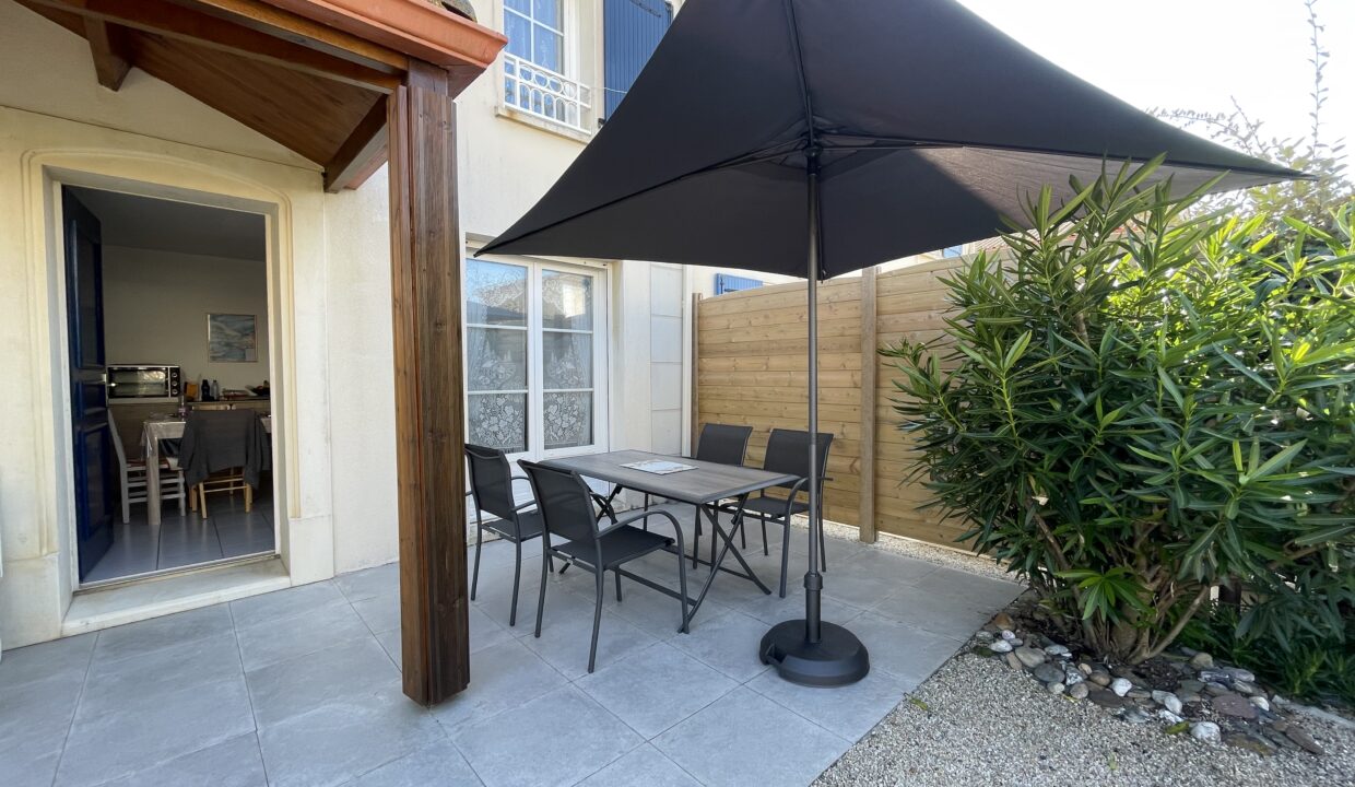 RESIDENCE-LE-DOMAINE-DE-LA-PAREE-Maison-2-chambres-4-couchages-PISCINE-COLLECTIVE-A-150M-DU-BORD-DE-MER-1