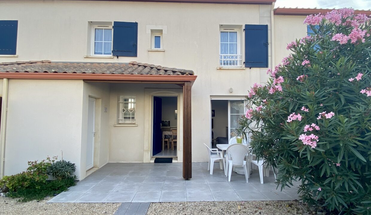 RESIDENCE-LE-DOMAINE-DE-LA-PAREE-Maison-2-chambres-4-couchages-PISCINE-COLLECTIVE-A-150M-DU-BORD-DE-MER-11