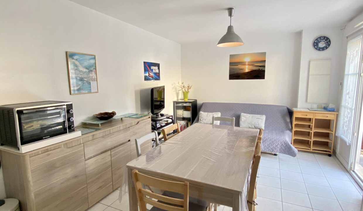 RESIDENCE-LE-DOMAINE-DE-LA-PAREE-Maison-2-chambres-4-couchages-PISCINE-COLLECTIVE-A-150M-DU-BORD-DE-MER-2