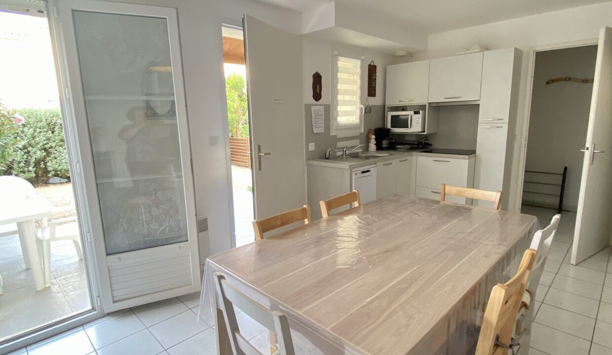 RESIDENCE-LE-DOMAINE-DE-LA-PAREE-Maison-2-chambres-4-couchages-PISCINE-COLLECTIVE-A-150M-DU-BORD-DE-MER-4
