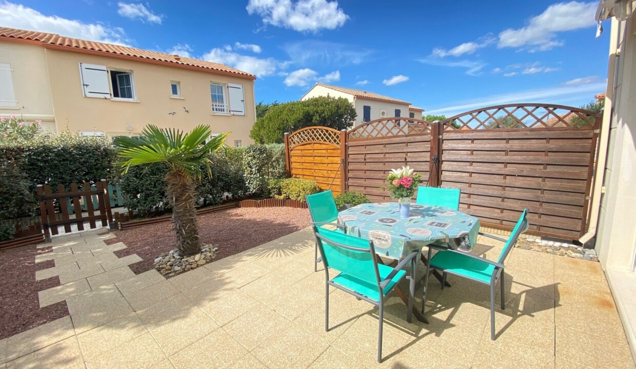 RESIDENCE-LE-DOMAINE-DE-LA-PAREE-PISCINE-COLLECTIVE-NON-CHAUFFEE-150M-DU-BORD-DE-MER-1