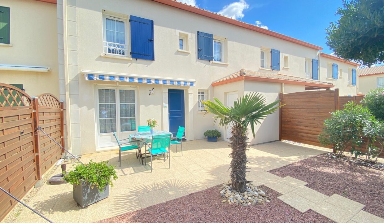 RESIDENCE-LE-DOMAINE-DE-LA-PAREE-PISCINE-COLLECTIVE-NON-CHAUFFEE-150M-DU-BORD-DE-MER-12