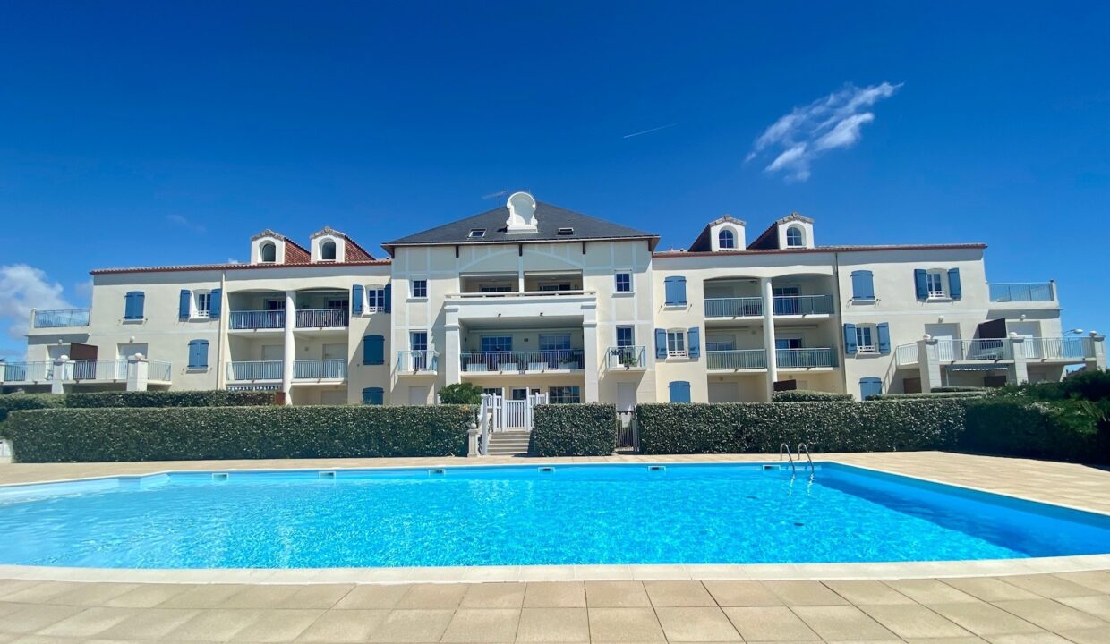 RESIDENCE-LE-DOMAINE-DE-LA-PAREE-PISCINE-COLLECTIVE-NON-CHAUFFEE-150M-DU-BORD-DE-MER-13