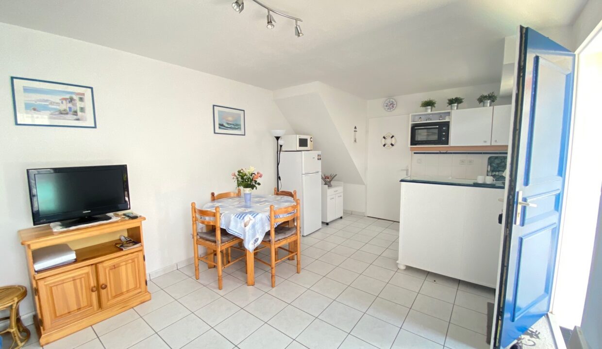 RESIDENCE-LE-DOMAINE-DE-LA-PAREE-PISCINE-COLLECTIVE-NON-CHAUFFEE-150M-DU-BORD-DE-MER-2