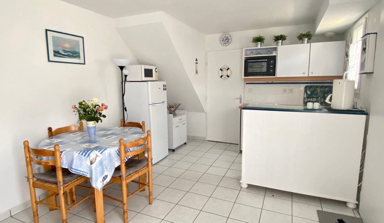RESIDENCE-LE-DOMAINE-DE-LA-PAREE-PISCINE-COLLECTIVE-NON-CHAUFFEE-150M-DU-BORD-DE-MER-3
