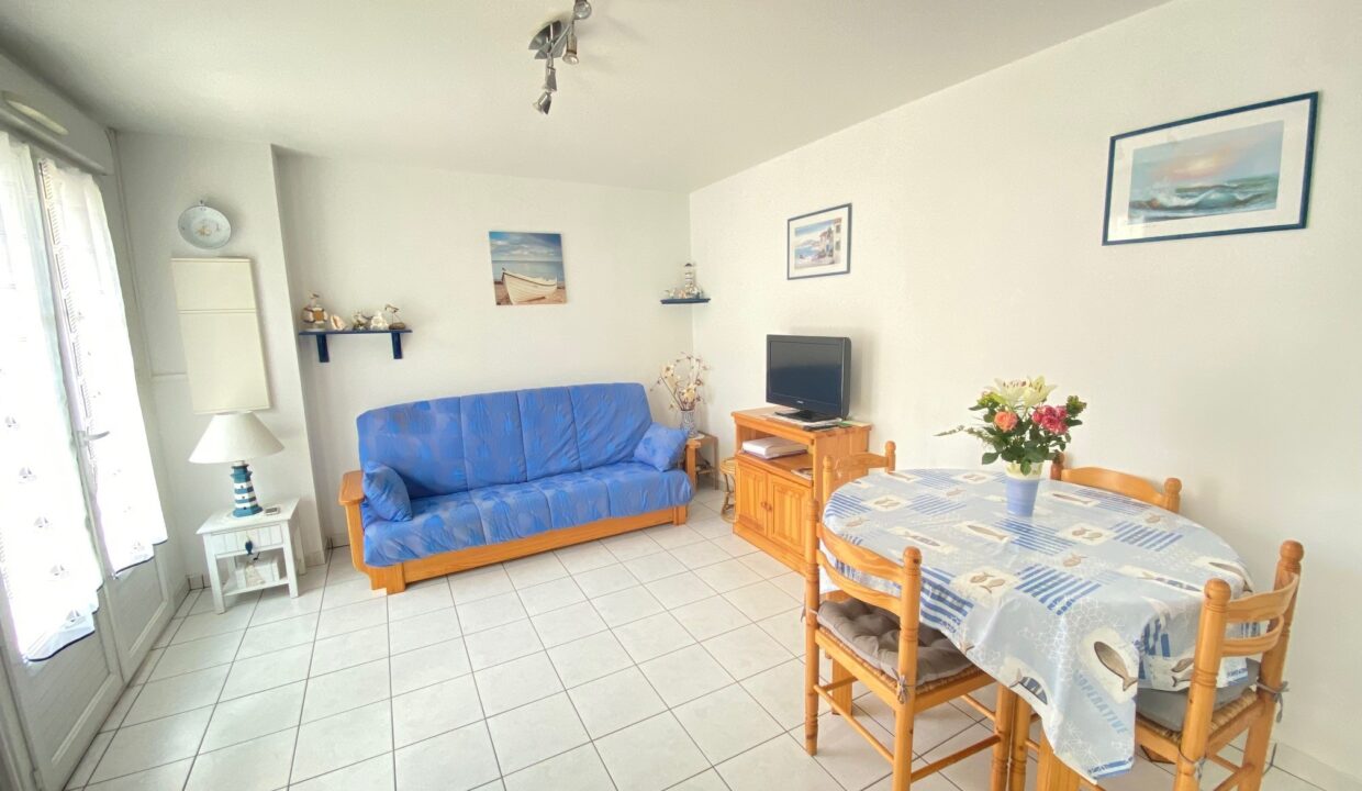 RESIDENCE-LE-DOMAINE-DE-LA-PAREE-PISCINE-COLLECTIVE-NON-CHAUFFEE-150M-DU-BORD-DE-MER-4