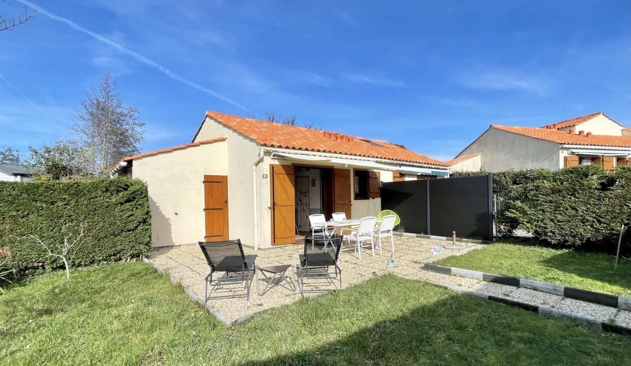 RESIDENCE-LES-TAMARIS-AVEC-PISCINE-COLLECTIVE-CHAUFFEE-800M-DE-LA-PLAGE-ET-DU-CENTRE-BOURG-1