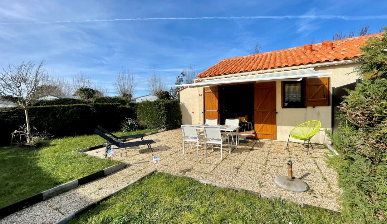RESIDENCE-LES-TAMARIS-AVEC-PISCINE-COLLECTIVE-CHAUFFEE-800M-DE-LA-PLAGE-ET-DU-CENTRE-BOURG-10