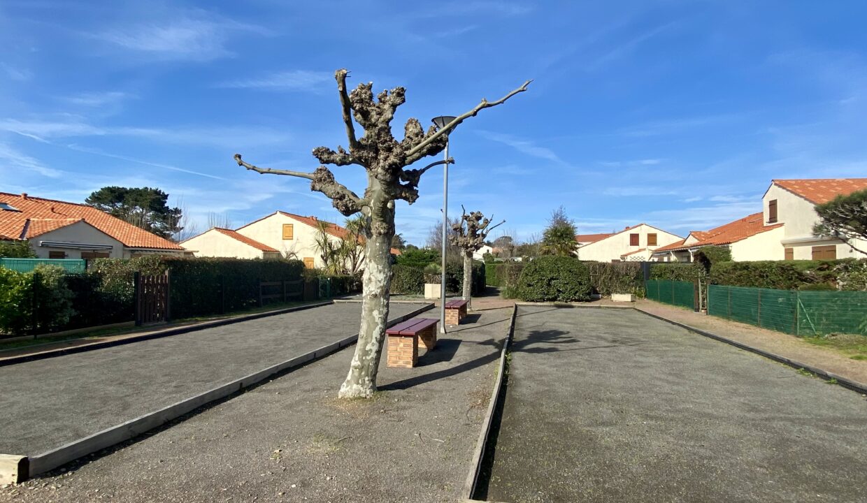 RESIDENCE-LES-TAMARIS-AVEC-PISCINE-COLLECTIVE-CHAUFFEE-800M-DE-LA-PLAGE-ET-DU-CENTRE-BOURG-11