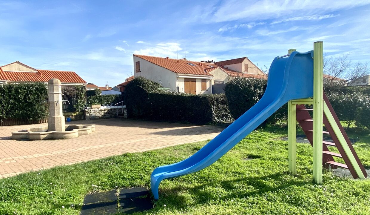 RESIDENCE-LES-TAMARIS-AVEC-PISCINE-COLLECTIVE-CHAUFFEE-800M-DE-LA-PLAGE-ET-DU-CENTRE-BOURG-12