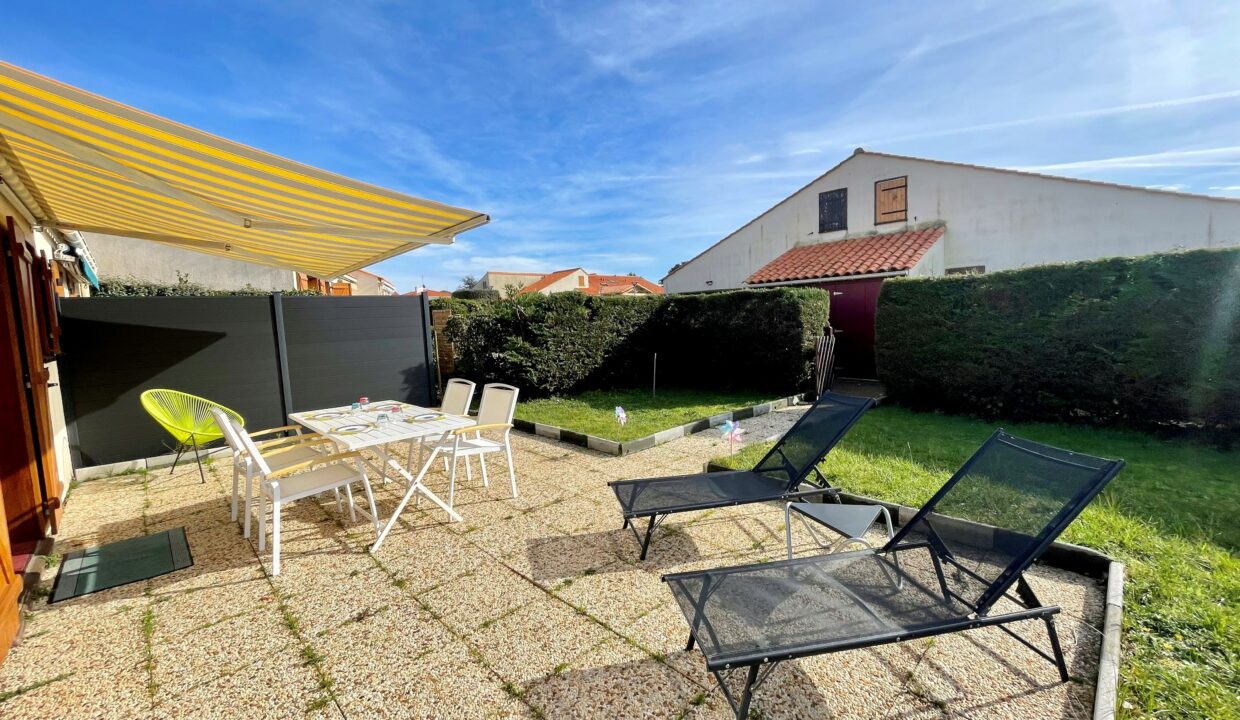 RESIDENCE "LES TAMARIS" AVEC PISCINE COLLECTIVE CHAUFFEE - 800M DE LA PLAGE ET DU CENTRE BOURG