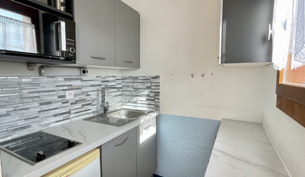RESIDENCE-LES-TAMARIS-AVEC-PISCINE-COLLECTIVE-CHAUFFEE-800M-DE-LA-PLAGE-ET-DU-CENTRE-BOURG-5
