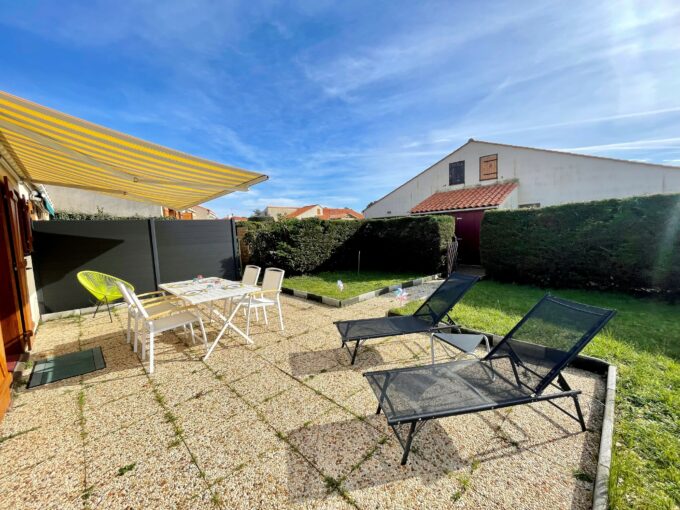 RESIDENCE "LES TAMARIS" AVEC PISCINE COLLECTIVE CHAUFFEE - 800M DE LA PLAGE ET DU CENTRE BOURG