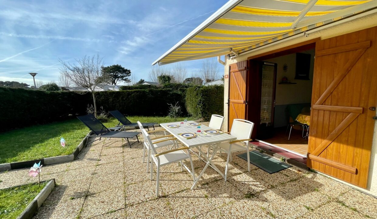 RESIDENCE-LES-TAMARIS-AVEC-PISCINE-COLLECTIVE-CHAUFFEE-800M-DE-LA-PLAGE-ET-DU-CENTRE-BOURG-9