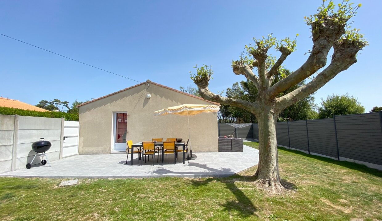 SITUEE-EN-IMPASSE-AU-CALME-AVEC-JARDIN-CLOS-600M-DE-LA-PLAGE-DU-MARAIS-GIRARD-WIFI-Animaux-bienvenus-12