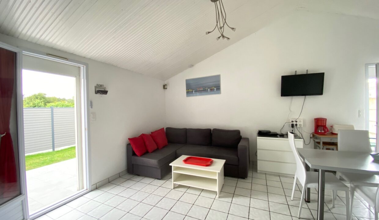 SITUEE-EN-IMPASSE-AU-CALME-AVEC-JARDIN-CLOS-600M-DE-LA-PLAGE-DU-MARAIS-GIRARD-WIFI-Animaux-bienvenus-5
