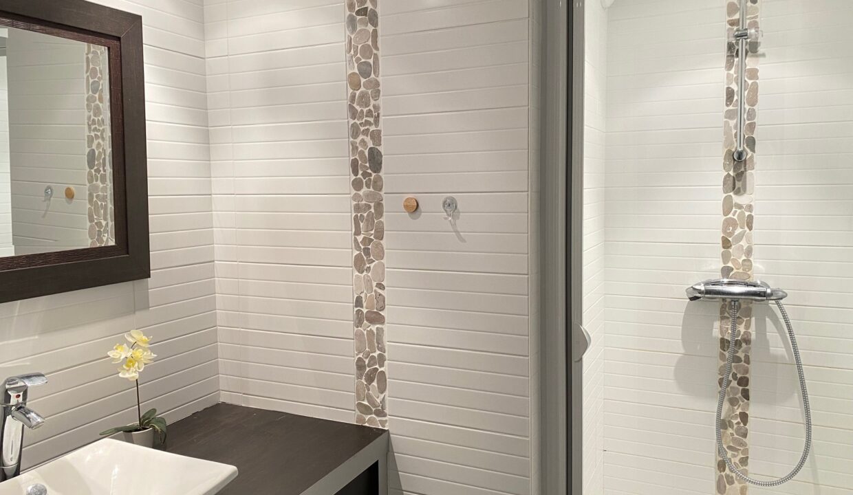 VILLA-FAMILIALE-VUE-MER-175m²-AVEC-PISCINE-PRIVATIVE-CHAUFFEE-ROUTE-DE-LA-CORNICHE-WIFI-10