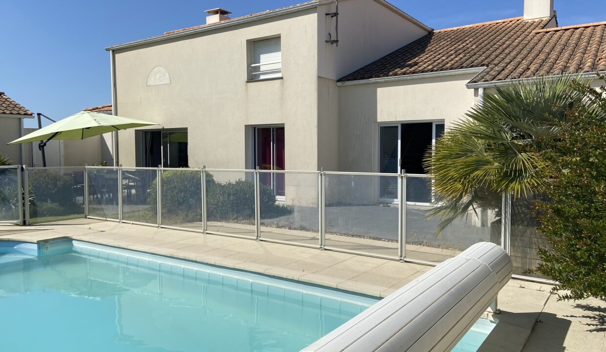 VILLA-FAMILIALE-VUE-MER-175m²-AVEC-PISCINE-PRIVATIVE-CHAUFFEE-ROUTE-DE-LA-CORNICHE-WIFI-19